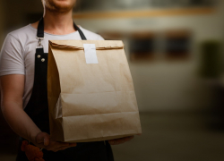 Доставщик еды в Краснодаре развратил двух школьниц в лифте