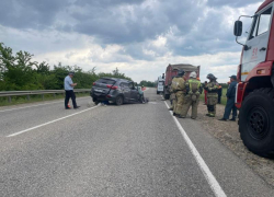 Легковушка врезалась в стоящий на обочине грузовик в Краснодарском крае: погибли три человека