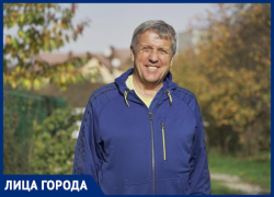 «Учу варить компот и ставить палатки»: история краснодарца, который стал мужчиной-нянем в 52 года 