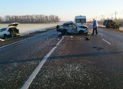 Из-за гололеда на Кубани столкнулись три машины, один человек погиб
