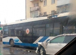 В центре Новороссийска в ДТП попали 3 автомобиля и троллейбус