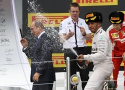 Победитель «Формулы-1» Льюис Хэмилтон беспардонно облил Путина шампанским