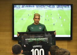  Защитнику Рамиресу подарили памятную футболку за 100 сыгранных матчей за «Краснодар» 