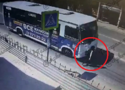 В Краснодаре автобус сбил девушку на зебре: видео