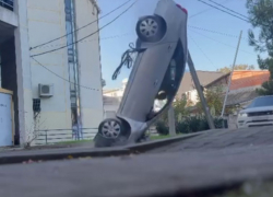 Автомобиль рухнул со второго этажа парковки в Геленджике