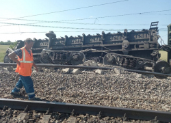 Появились кадры сошедших с рельсов вагонов в Краснодарском крае