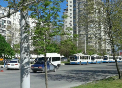 В Новороссийске мощное столкновение «БМВ» и «Опеля» остановило движение общественного транспорта