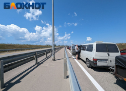 Туристы бегут из Крыма: сотни авто скопились перед Керченским мостом в сторону Краснодарского края