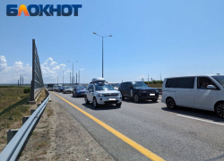 Более 300 машин ждут в очереди для проезда по Крымскому мосту