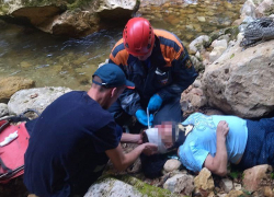  Женщина сорвалась с обрыва у водопада в поселке Мезмай