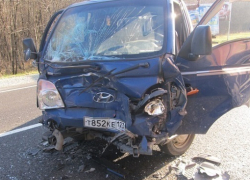 В Краснодарском крае иномарка въехала в автомобиль дорожной организации 