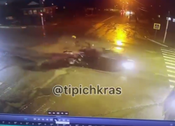 В Краснодарском крае 18-летний мотоциклист на скорости врезался в автомобиль и погиб