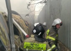 В Краснодаре более 4 часов тушили огромный склад