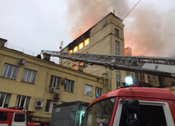 50 человек эвакуировали с горящего хлебозавода в Сочи