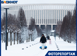 Краснодарцы пришли с тюбингами и зонтами: редкие кадры зимнего парка Галицкого