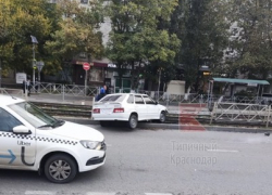 В Краснодаре встали трамваи из-за вылетевшей на пути машины