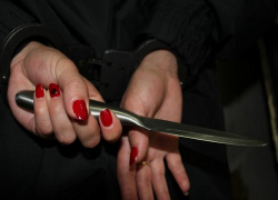 В Ейске женщина пыталась зарезать любовницу мужа прямо на улице