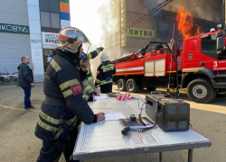 В Краснодаре загорелся трехэтажный магазин на площади 1500 квадратных метров