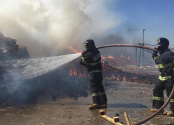 Открытое горение на площади 1,5 тысячи кв.м ликвидировали на складе под Краснодаром 