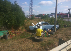 Легковушка с прицепом арбузов вылетела в кювет под Абинском 