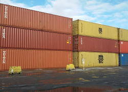 В Новороссийск доставили первое оборудование команд «Формулы-1»