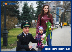 Судебные приставы поздравили краснодарок, напомнив об их долгах