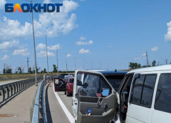 Более тысячи авто не могут пересечь Крымский мост