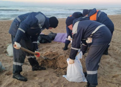 На уборке пляжей от нефтепродуктов в Анапе увеличили количество людей и техники