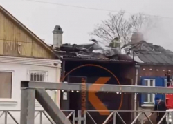 В Краснодаре горел частный дом на улице Калинина