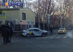 В центре Краснодара такси сбило светофор: видео