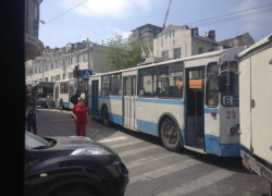 В Новороссийске пытающийся объехать ДТП троллейбус заблокировал движение