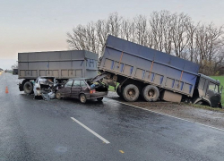 В жестком столкновении пяти легковушек и грузовика на Кубани погиб мужчина
