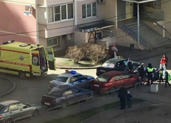  Во дворе многоэтажки в Краснодаре машина сбила ребенка 
