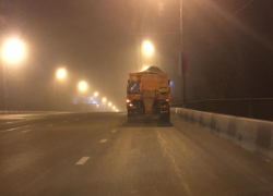  Дороги Краснодара обработали противогололедной смесью 