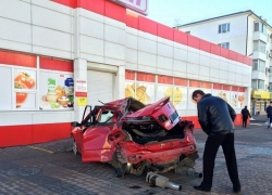 «Мазда» влетела в магазин в Новороссийске