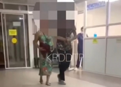 «Врачи просто ходят и смотрят»: в соцсетях показали гуляющую краснодарку с ножевым ранением по больнице