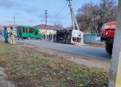 На Кубани в жесткой аварии перевернулась «скорая» вместе с пассажиром