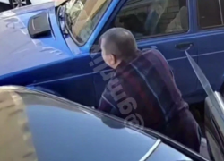 В Краснодаре мужчина в халате за рулем Mercedes на полном ходу снес машины на парковке 