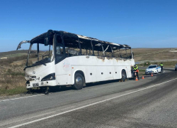 Автобус с детьми вспыхнул на трассе в Краснодарском крае