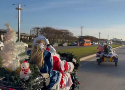 Более 100 Дедов Морозов и Снегурочек устроили мотопробег в Краснодаре 