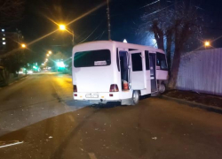 В Славянске-на-Кубани маршрутный автобус столкнулся с легковушкой, есть пострадавшие
