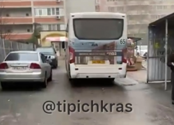 В Краснодаре водители автобусов проложили себе маршрут через двор ЖК