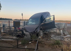 «Тойота» залетела на кладбище и повредила надгробия в Краснодарском крае 