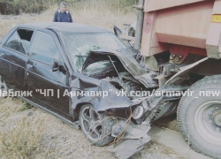 В Армавире в поле «Приора» протаранила трактор с прицепом