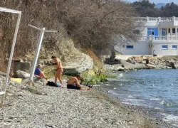 Первые отдыхающие в купальниках вышли загорать на пляжи в Геленджике  