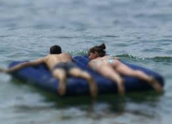 В Сочи пару унесло в море на надувном матрасе