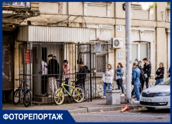 В Краснодаре к военкомату выстроились очереди женщин и мужчин