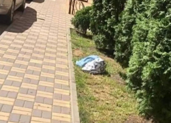 В Краснодаре малыш выпал из окна высотки