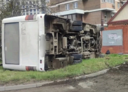 Минимум 3 пассажира рухнувшего на бок автобуса пострадали в Краснодаре