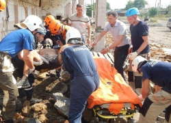 ЧП в Крымске: с крыши рухнул экскаватор 
